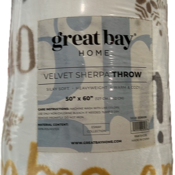 Great Bay- Esmay Collection: Carol -Velvet Sherpa Throw Blanket- NWT - 50 x 60” - Picture 6 of 6